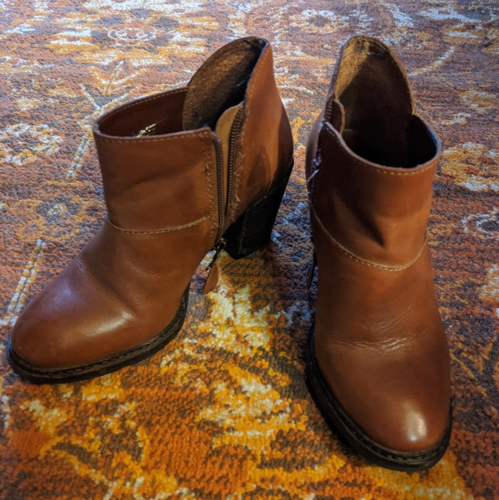 brown leather booties size 5M - Steve Madden